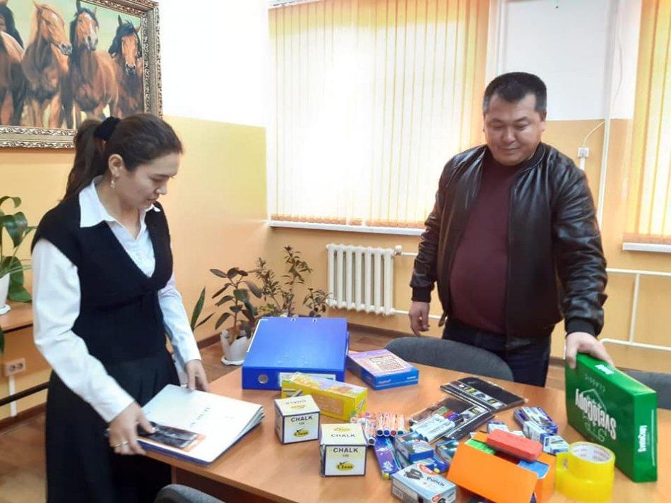 Мұғалімдерге кеңсе заттары таратылды