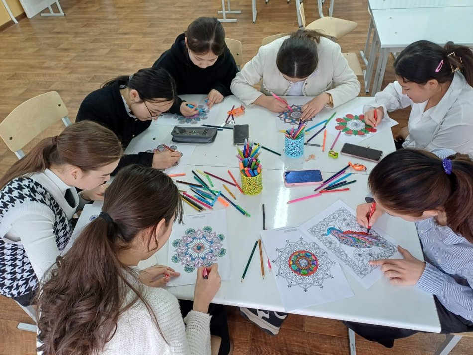 «Психология онкүндігі» өтуде.  Жоспарға сәйкес онкүндіктің төртінші күні