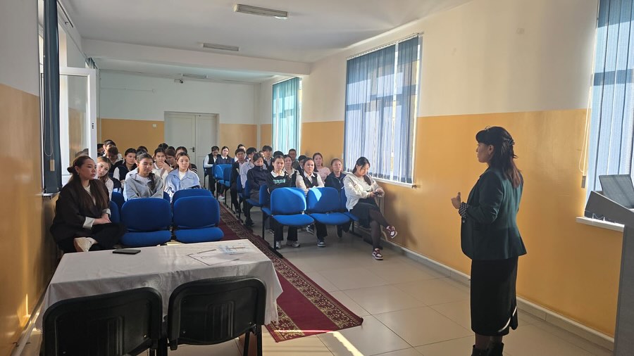 «Мектептерге арналған PISA» бойынша нұсқаулықтармен оқу - әдістемелік жұмыс жөніндегі орынбасары Ф.К.Режаметова таныстырды.