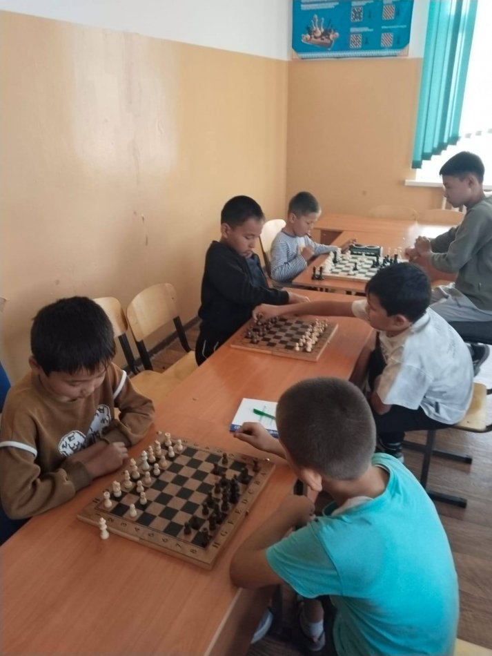 "Салауатты өмір, мықты рух, қауіпсіз болашақ!" аты дене шынықтыру апталығында 1-11 сыныптар арасында шахмат ойынынан жарыс болып өтті.