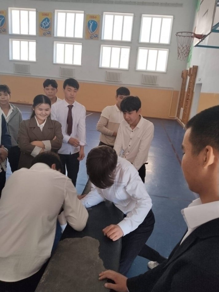 "Салауатты өмір, мықты рух, қауіпсіз болашақ!" атты дене шынықтыру апталығында 9-11 ұл балдар арасында ұлттық ойындардан гир көтеру, кермеде тартылу, қол күресі ойындарынан жарыс болып өтті.