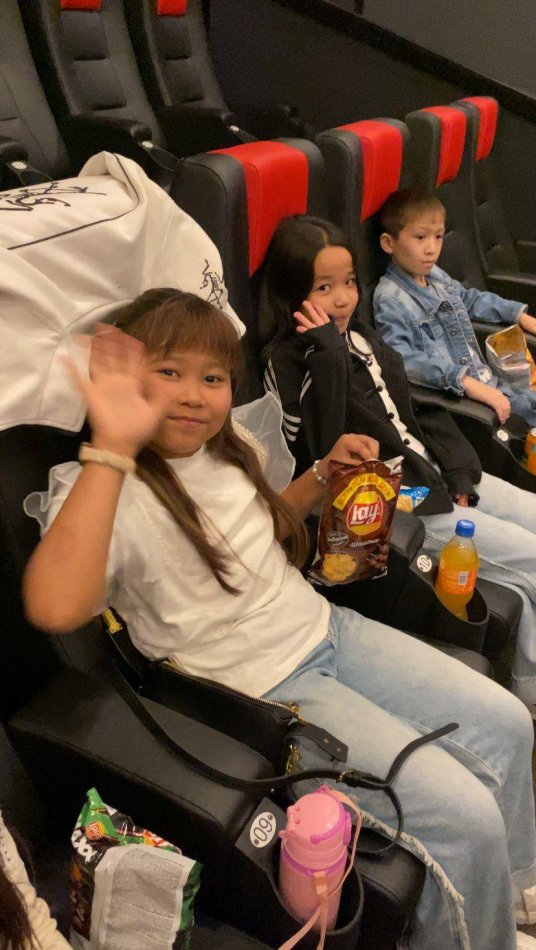 "Ыстық ұя" көркем фильміне барып қайтты.