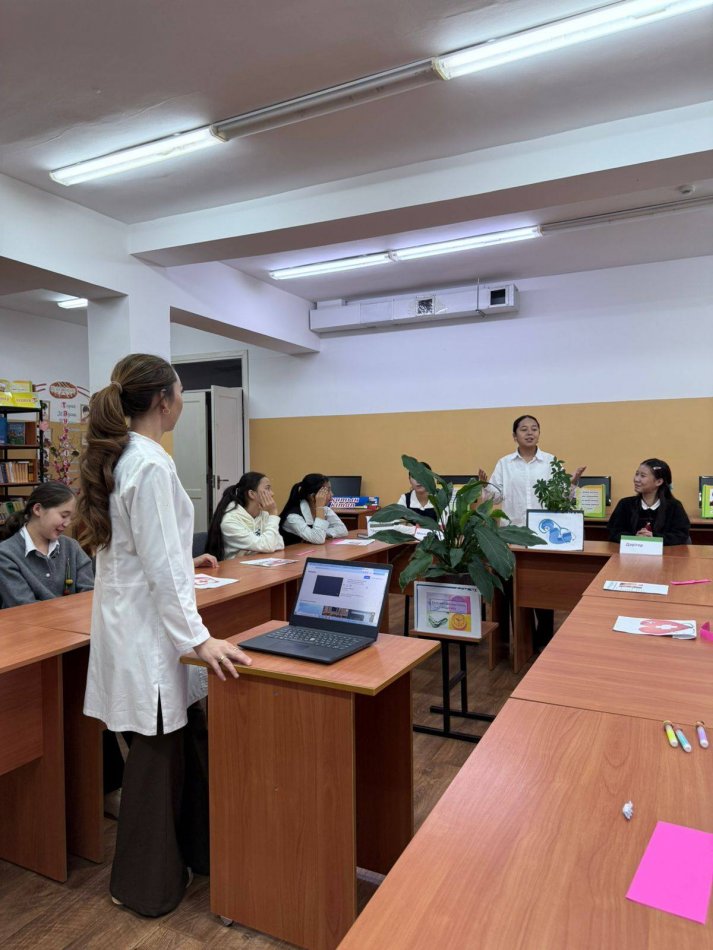 Mектеп медбикесі Смағұл Т.М  ұйымдастыруымен дөңгелек стол,сұрақ-жауап,видиороликтер көрсетілді тақырыпқа талдау жасап оқушыларға түсіндіру жұмыстарын жүргізді.