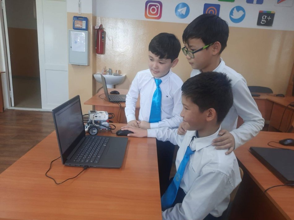 “SMART BALA” – оқушылардың инженерлік ойлауын, логикалық қабілетін және шығармашылық дағдыларын дамытуға бағытталған робототехника бойынша сайыс сабағы.